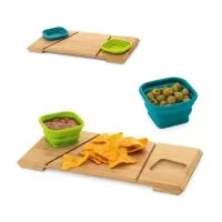Base de mesa em bambu com 2 potes retráteis em silicone. Fornecido em caixa em papel kraft reciclado. Certificação EU Food Grade. A cor e o resultado da impressão nos materiais naturais pode variar entre produtos. Taças: 87 x 87 x 50 mm | Base: 347 x