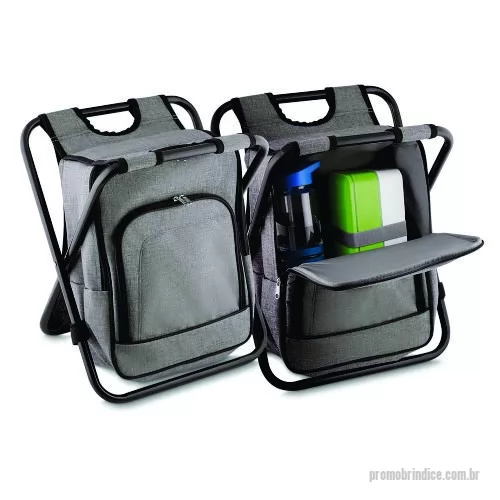 Banqueta com bolsa térmica personalizada - Bolsa térmica e cadeira, capacidade 10 litros, tecido polyester, com bolso frontal, cor cinza, alça de costas regulável, parte interna soldada, retém liquido. Gravação em 1 cor já inclusa.
