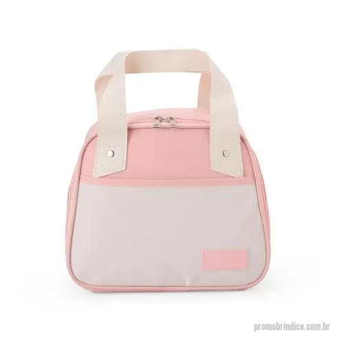 Banqueta com bolsa térmica personalizada - Bolsa Térmica 5 Litros – Praticidade e Estilo para Seus Lanches  Perfeita para levar lanches, petiscos ou refeições para o trabalho ou passeios, essa bolsa térmica de 5 litros mantém a qualidade e frescor dos alimentos. Produzida em nylon resistente à água, conta com alças em couro sintético que adicionam charme e conforto. Além disso, possui bolso frontal ideal para guardanapos, talheres ou pequenos objetos. Oferece ainda espaço para personalização, tornando-a uma escolha prática e elegante para o dia a dia.  Especificações:  Altura: 18 cm  Largura: 22,5 cm  Profundidade: 14 cm  Área para gravação: 1,5 cm x 4 cm  Peso aproximado: 176 g