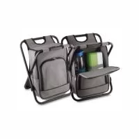 Bolsa térmica que se transforma em apoio para assento/cadeira. Com capacidade 16 litros. Fabricada em tecido poliéster 600D, alça de costas regulável. Bolso frontal com zíper e parte interna soldada e ampla, que pode reter líquidos. Suporta até 110kgs.