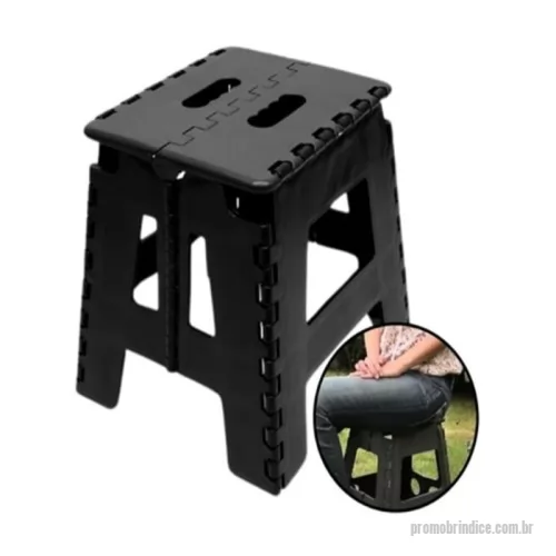 Banqueta personalizada - Prática, resistente e fácil de transportar, a Banqueta Dobrável de Plástico é uma excelente opção para quem precisa de um assento extra em qualquer lugar. Seu design compacto permite guardar facilmente quando não estiver em uso, enquanto a alça integrada facilita o transporte.  Fabricada em plástico resistente, suporta até 100 kg e é ideal para camping, pescaria, eventos, atividades ao ar livre ou até mesmo para uso doméstico.