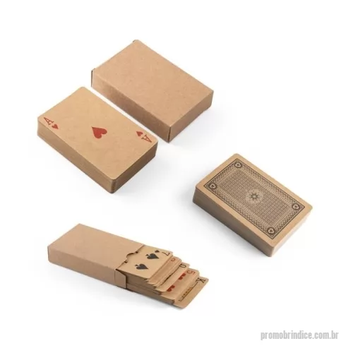Baralho personalizado - Baralho com 54 cartas clássicas em papel kraft, proveniente de gestão florestal sustentável, ideal para compartilhar bons momentos com amigos e família. Fornecidas em caixa presente de papel kraft reciclado. A cor e o resultado da impressão nos materiais naturais pode variar entre produtos.