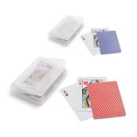 Baralho de 54 cartas em papel plastificado. Fornecido numa caixa rígida / estojo em PP.
