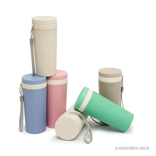 Base para copo personalizado - Copo fibra de bambu 350ml com parede dupla e alça. Copo produzido em Polipropileno livre de BPA, possui uma tampa de vedação rosqueável e alça de nylon (removível) para transporte. Conserva a temperatura interna durante um período de 1 à 2 horas, mas não dispõe de isolamento térmico. O copo pode ser levado a lava-louças, geladeiras e micro-ondas.