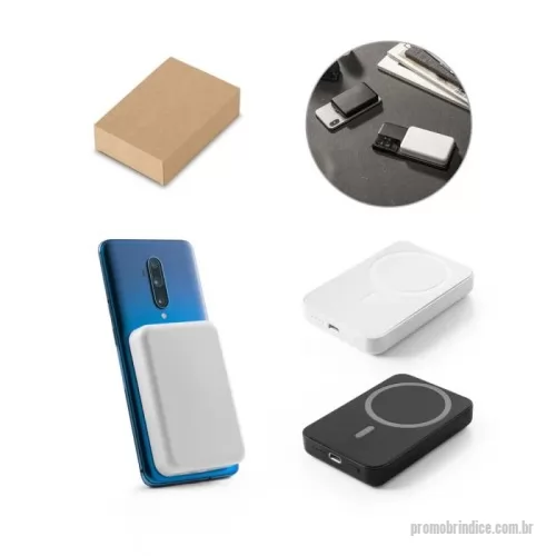 Bateria auxiliar para celular personalizada - Bateria portátil em ABS 100% reciclado. Tem capacidade de 5'000 mAh e tempo de vida ? 300 ciclos. Esta bateria portátil torna-se muito prática para o dia a dia, uma vez que permite, através do seu magnetismo, prender-se atrás dos dispositivos móveis. Incluso grip magnético extra para ser colocado nos smartphones que não têm magnetismo. Possui entrada/saída USB-C e potência máxima de 15W para carregamento rápido sem fios. Compatível com smartphones com tecnologia de carregamento sem fios. Incluso cabo USB-C para carregamento rápido. Fornecido em caixa presente de papel kraft reciclado. 96 x 64 x 14 mm | Caixa: 90 x 18 x 97 mm