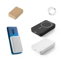 Bateria portátil em ABS 100% reciclado. Tem capacidade de 10.000 mAh e tempo de vida ? 300 ciclos. Esta bateria portátil torna-se muito prática para o dia a dia, uma vez que permite, através do seu magnetismo, prender-se atrás dos dispositivos móveis