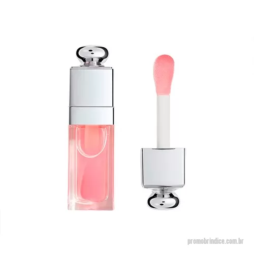 Batom personalizado - Gloss Hidratante personalizado, em Miniatura de 3ml, é uma expressão perfeita de elegância e cuidado labial em um formato compacto e charmoso. Esta miniatura de batom não apenas adiciona um toque de cor radiante aos lábios, mas também proporciona hidratação intensa para uma aparência saudável e vibrante. O tamanho compacto de 3ml faz deste batom personalizado uma escolha ideal para levar na bolsa, tornando-o o companheiro perfeito para retoques rápidos ao longo do dia. Seu design elegante e embalagem pequena em formato estilo Dior adicionam de sofisticação ao seu kit de maquiagem, garantindo que você esteja sempre preparada para um toque de cor instantâneo. Personalize com sua marca gravada em adesivo de vinil. 