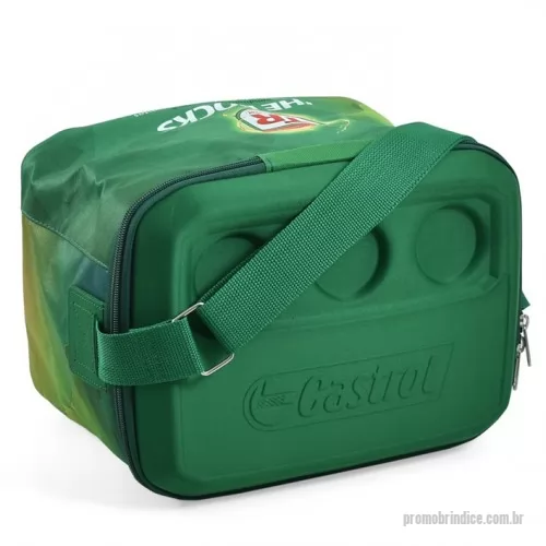 Beer Cooler personalizado - Cooler térmico dobrável com capacidade para 12 Latas e mais espaço para gelo, conservando as bebidas bem geladas graças ao seu interior de propriedade térmica. Perfeito para presentear públicos que apreciem itens funcionais, originais e de grande praticidade.  Gravação na tampa da peça por relevo, e arte do corpo impressa em tranfer sublimático sem limite de cores, agregando valor e qualidade ao produto promocional. Maneira criativa de divulgar sua marca e automaticamente levá-la do ambiente corporativo até os momentos de lazer de seus colaboradores. Associe seus produtos à bons momentos: solicite já um orçamento!