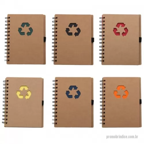 Bloco adesivado ecológico personalizado - Bloco de anotação ecológico com símbolo reciclado na capa, acompanha as folhas: vermelha, amarela, laranja, azul, verde e preto, possibilitando deixar a cor desejada como fundo do logo reciclado. Possui aproximadamente 70 folhas brancas pautadas com logo reciclado na lateral inferior das folhas, possui também elástico suporte para caneta(não acompanha caneta).