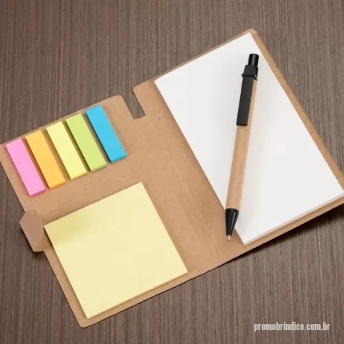 Bloco adesivado ecológico personalizado -  Bloco de anotações ecológico, material em kraft. Possui uma trava na própria capa, cinco blocos autoadesivos coloridos com aproximadamente 25 folhinhas , bloco autoadesivo amarelo com aproximadamente 25 folhas e bloco grande com aproximadamente 70 folhas. acompanha caneta 