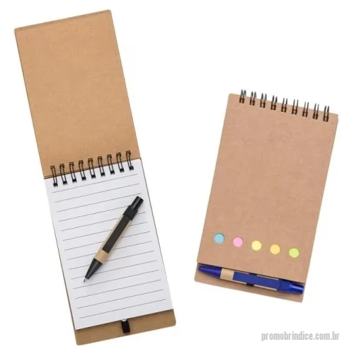 Bloco adesivado ecológico personalizado -  Bloco de anotações ecológico com autoadesivos e mini caneta. Bloco com wire-o e detalhes vazados na capa, contém conjunto de cinco bloquinhos autoadesivos coloridos, bloco autoadesivo pequeno, miolo com folhas pautadas e suporte de nylon com mini caneta de papelão com carga esferográfica na cor azul e acionamento por clique.