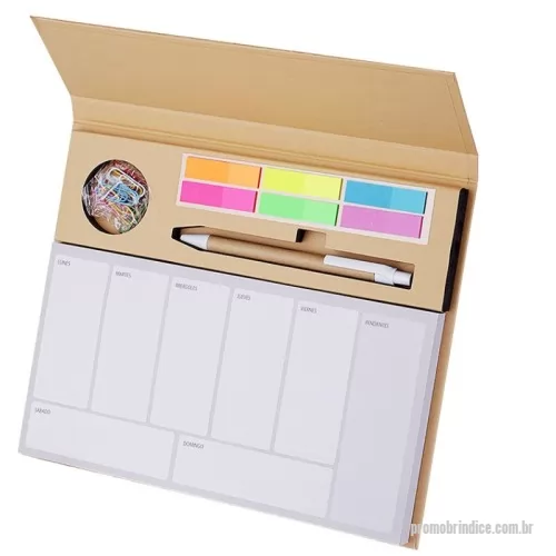 Bloco adesivado ecológico personalizado - Bloco de anotações em papel Kraft, contendo:  Bloco de Planejamento Semanal com 100 folhas; 6 Sticky notes coloridos; 1 Caneta de Papelão; Acompanha clipes coloridos.  *Os dias da semana encontram-se descritos em espanhol.