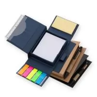 Bloco de anotações ecológico com caneta e autoadesivo. Bloco em material kraft, possui cinco blocos autoadesivos coloridos com aproximadamente 20 folhas cada, bloco amarelo com aproximadamente 25 folhas e bloco branco com aproximadamente 120 folhas. Acompanha régua plástica de 10 cm e mini caneta ecológica com detalhes em plástico.