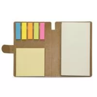 Descrição: Caderno ecológico com caneta, capa produzida em papelão com detalhe texturizado e verso liso. Contém miolo com aproximadamente 70 folhas pautadas, suporte de nylon e acompanha caneta de papelão com clip e ponteira de plástico, carga esferográfica 1.0mm e acionamento por clique.  Altura :  17,9 cm  Largura :  14,6 cm  Espessura :  1,8 cm
