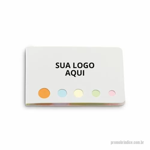 Bloco adesivado personalizado - Destaque sua marca com nosso conjunto de 5 Blocos Adesivados, cada um contendo 20 folhas e apresentando uma capa resistente em cartão. Com dimensões de 80 x 60 x 3 mm, esses blocos são compactos, práticos e perfeitos para anotações rápidas e lembretes. Ideais para o ambiente de trabalho ou para distribuir em eventos corporativos, esses blocos adesivados são uma escolha funcional e elegante para promover sua marca.  Escolha um brinde que alia utilidade e estilo, e surpreenda seus clientes e colaboradores com um presente que faz a diferença no dia a dia!