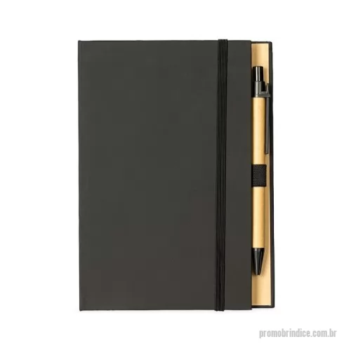 Bloco adesivado personalizado - Bloco de anotações com capa dura revestida em papel especial e fita elástica para fechamento. Possui cerca de 80 folhas pautadas, além de um bloco com aproximadamente 20 folhas autoadesivas amarelas e por volta de 100 marcadores de página autoadesivos, divididos em cinco cores diferentes. Acompanha uma caneta esferográfica com carga azul de 1.0mm e acionamento por clique, corpo em papelão e demais componentes em plástico.  Largura :  13 cm  Comprimento :  18 cm  Espessura :  1,4 cm