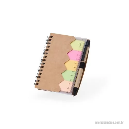 Bloco adesivado personalizado - Bloco de anotações ecológico com autoadesivos, régua e caneta, feito em kraft. Régua 13cm, 5 autoadesivos, bloco com ~69 folhas pautadas, porta caneta elástico, acompanha caneta de papelão.