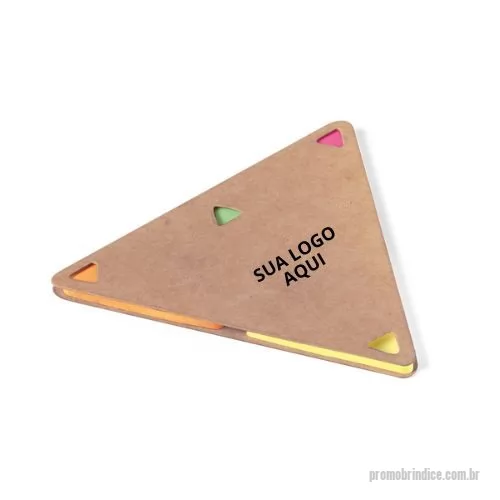 Bloco adesivado personalizado - O Bloco Adesivado Triangular Personalizado é um brinde prático e criativo para o dia a dia. Cada conjunto contém 4 blocos triangulares com 25 folhas cada, acompanhados de uma capa em cartão resistente. Ideal para anotações rápidas, marcações de páginas e organização de tarefas, este produto combina funcionalidade com design diferenciado. Compacto e versátil, é perfeito para uso em escritórios, escolas, eventos corporativos ou como brinde promocional personalizado.