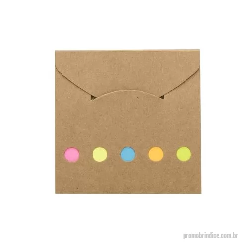 Bloco adesivado personalizado - Mini bloco ecológico formato envelope com autoadesivos e capa com detalhes vazados. Contém bloco pequeno e conjunto com cinco bloquinhos autoadesivos coloridos.
