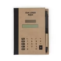Apresentamos o Bloco de Anotações com Autoadesivos e Calculadora, uma solução prática e eficiente para o dia a dia. Este bloco ecológico possui uma calculadora solar de 8 dígitos acoplada na capa, tornando-o um item indispensável para o trabalho ou estudo. Com quatro blocos autoadesivos coloridos e um bloco branco de rascunho, ele oferece ampla versatilidade nas anotações. Acompanha uma caneta ecológica de papelão, complementando o conjunto. Personalize com sua marca e ofereça um brinde inovador e útil que certamente será valorizado por seus clientes e parceiros!