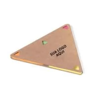 O Bloco Adesivado Triangular Personalizado é um brinde prático e criativo para o dia a dia. Cada conjunto contém 4 blocos triangulares com 25 folhas cada, acompanhados de uma capa em cartão resistente. Ideal para anotações rápidas, marcações de páginas e organização de tarefas, este produto combina funcionalidade com design diferenciado. Compacto e versátil, é perfeito para uso em escritórios, escolas, eventos corporativos ou como brinde promocional personalizado.