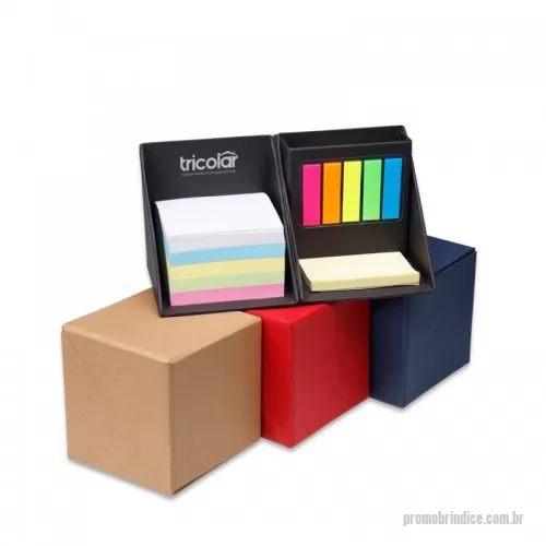 Bloco Anotações personalizado - Bloco de anotações formato de cubo em papelão reciclado, contendo: 5 blocos autocolantes coloridos com 100 folhas de 7,5 x 7,5cm; 1 Bloco autocolante amarelo com 50 folhas; 5 Sticky notes coloridos com 20 folhas; Porta canetas. O valor varia dependendo do tipo de gravação.