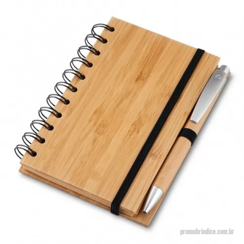 Bloco Anotações personalizado - Bloco de anotações ecológico com caneta. Capa de bambu. Possui aproximadamente 70 folhas beges pautadas com logo reciclado na lateral inferior. Acompanha suporte elástico de nylon com uma caneta de bambu de detalhes plásticos.