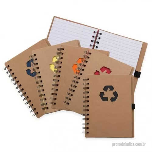 Bloco Anotações personalizado - Bloco de anotação ecológico com símbolo reciclado na capa, acompanha as folhas: vermelha, amarela, laranja, azul, verde e preto, possibilitando deixar a cor desejada como fundo do logo reciclado. Possui aproximadamente 70 folhas brancas pautadas com logo reciclado na lateral inferior das folhas, possui também elástico suporte para caneta(não acompanha caneta).