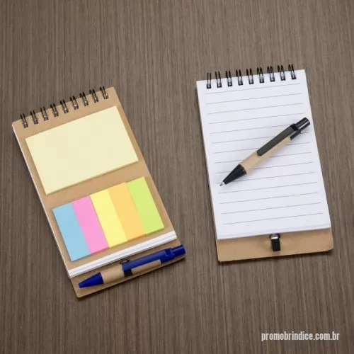 Bloco Anotações personalizado - Bloco de anotações ecológico com autoadesivos e mini caneta. Bloco com wire-o e detalhes vazados na capa, contém conjunto de cinco bloquinhos autoadesivos coloridos, bloco autoadesivo pequeno, miolo com folhas pautadas e suporte de nylon com mini caneta de papelão com carga esferográfica na cor azul e acionamento por clique..