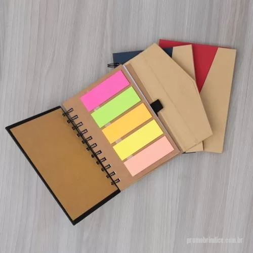 Bloco Anotações personalizado - Bloco de anotações ecológico com autoadesivos e suporte para caneta. Bloco de capa colorida com abertura lateral imantada, primeira folha com cinco blocos autoadesivos coloridos com aproximadamente 25 folhas e aproximadamente 68 folhas brancas pautadas. Ultima página kraft conta com suporte para caneta em nylon(não acompanha caneta).
