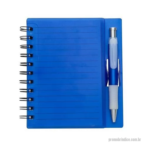 Bloco Anotações personalizado - Bloco de anotações com caneta e suporte para encaixe, bloco com wire-o e caneta plástica com detalhe emborrachado, carga esferográfica na cor azul e acionamento por clique.