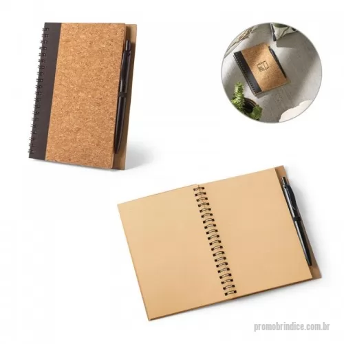 Bloco Anotações personalizado - Caderno B6 com capa rígida em cortiça e rPET com 140 páginas lisas em papel kraft reciclado (70 g/m²) e suporte para esferográfica. Inclusa esferográfica em fibra de trigo e ABS com clipe. Esferográfica amiga do ambiente. Escrita a azul. Caderno: 130 x 178 mm |Esferográfica: ø10 x 141 mm