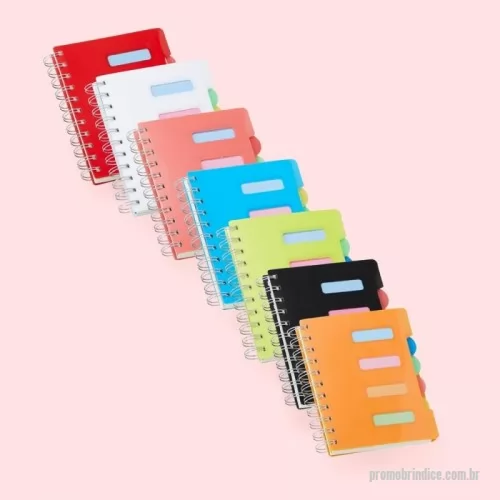 Bloco Anotações personalizado - Caderno pequeno com 4 divisórias e abas para identificações, capa plástica com wire-o metálico. Contém aproximadamente 103 folhas marfins e folha inicial com tarjas para organizar e identificar as divisórias.