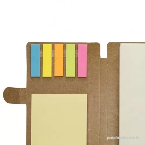 Bloco Anotações personalizado - Descrição: Bloco de anotações ecológico, material em kraft. Possui uma trava na própria capa, cinco blocos autoadesivos coloridos com aproximadamente 25 folhinhas , bloco autoadesivo amarelo com aproximadamente 25 folhas e bloco grande com aproximadamente 70 folhas. OBS.: IMAGEM MERAMENTE ILUSTRATIVA, não acompanha caneta!  Altura :  15,3 cm  Largura :  10,3 cm  Medidas aproximadas para gravação (CxL):  14,8 cm x 9,6 cm  Peso aproximado (g):  79