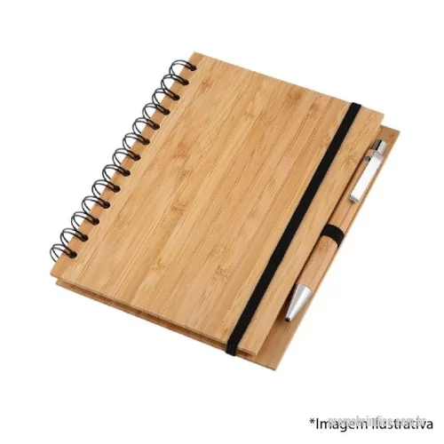 Bloco Anotações personalizado - Bloco de anotações ecológico com capa de bambu, aproximadamente 70 folhas pautadas e logo reciclado. Acompanha caneta de bambu com detalhes em metal e suporte elástico de nylon. Design sustentável e elegante, ideal para brindes corporativos. Dimensões: 18 cm (A) x 14,6 cm (L) x 1,9 cm (E).