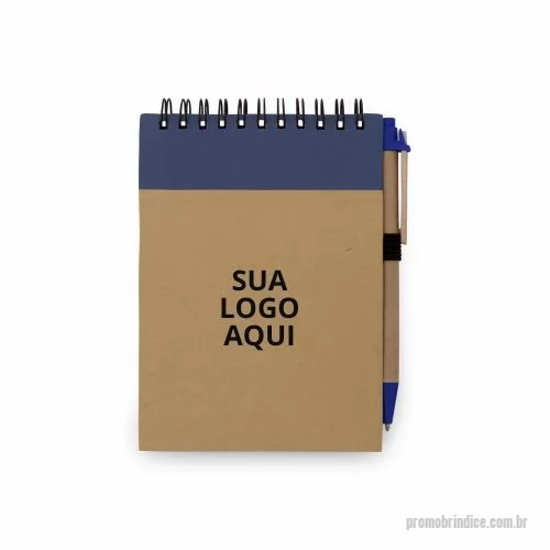 Bloco Anotações personalizado - Encante seus clientes e colaboradores com nosso Caderno de Bolso Espiral de Capa Dura em Cartão! Este caderno compacto, com 60 folhas lisas em papel reciclado e suporte para esferográfica (inclusa), é perfeito para anotações rápidas e organização diária. Feito em materiais sustentáveis, mede 105 x 145 mm, tornando-o fácil de transportar e ideal para reuniões e uso no dia a dia.  Escolha um brinde que combina praticidade, sustentabilidade e elegância. Surpreenda com um presente que demonstra cuidado com o meio ambiente e atenção aos detalhes!
