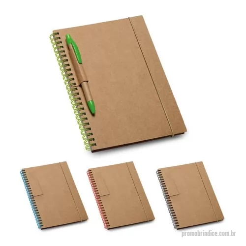 Bloco Anotações personalizado - Caderno B6 espiral de capa dura em cartão com 120 páginas pautadas de papel reciclado e suporte para esferográfica (não inclusa). 140 x 180 mm