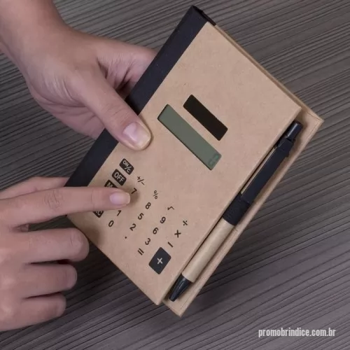Bloco Anotações personalizado - Bloco de anotações ecológico com capa calculadora solar de 8 dígitos acoplada. Possui quatro blocos autoadesivos com aproximadamente 25 folhas cada, bloco verde com aproximadamente 25 folhas, bloco branco de rascunho com aproximadamente 30 folhas sem pauta e suporte elástico com caneta ecológica de papelão com clip e ponteira plástica preto.