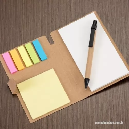 Bloco Anotações personalizado - Bloco de anotações ecológico, material em kraft. Possui uma trava na própria capa, cinco blocos autoadesivos coloridos com aproximadamente 25 folhinhas , bloco autoadesivo amarelo com aproximadamente 25 folhas e bloco grande com aproximadamente 70 fo