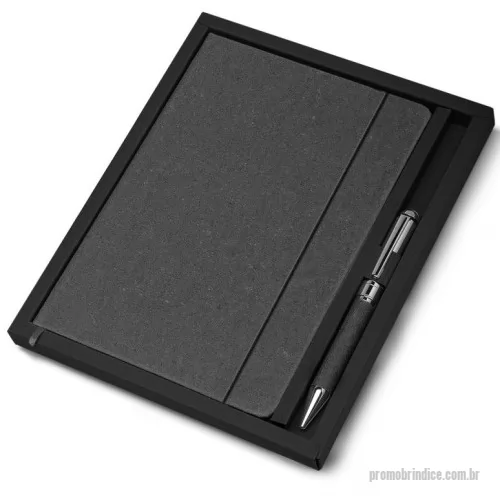 Bloco Anotações personalizado - Kit caderno de anotações e caneta. O kit acompanha a caneta, e sua embalagem é presentável. O caderno de anotações é feito de material reciclável que imita a representação do couro, em capa dura com miolo 80 folhas pautadas na cor bege.