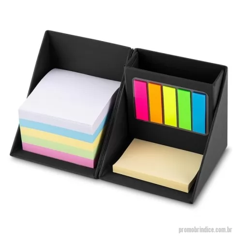 Bloco Anotações personalizado - 12516 - Bloco de anotações formato cubo com autoadesivos, abre e fecha em diagonal. Possui 5 blocos autoadesivos com aproximadamente 20 folhas cada, bloco amarelo com aproximadamente 50 folhas e conjunto de blocos com 4 cores e aproximadamente 100 folhas cada. Possui suporte para caneta, clips e afins no compartimento atrás bloquinhos coloridos.