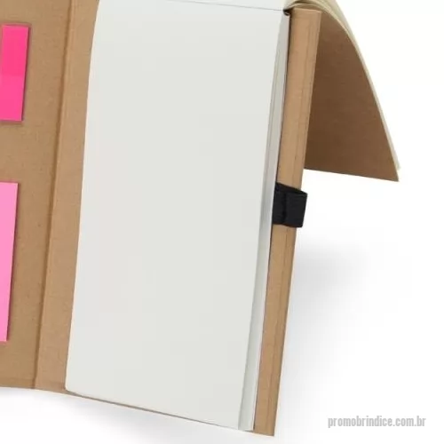 Bloco Anotações personalizado - Anote e marque os registros importantes com nosso Bloco de Anotações em Kraft. Ideal para acompanhar uma rotina cheia de anotações, com aproximadamente 80 folhas marfim para escrever e destacar sempre que necessário. Conta com um bloco autoadesivo rosa com cerca de 25 folhas, autoadesivos coloridos com aproximadamente 24 unidades e um suporte para caneta em nylon, deixando tudo mais acessível. Com o Bloco de Anotações em Kraft, você terá tudo o que precisa para registrar e organizar  ideias de forma eficiente. 