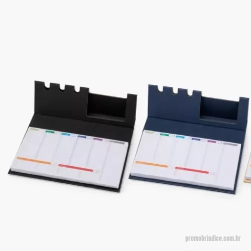 Bloco Anotações personalizado - 	Bloco de notas tipo planner com capa e estrutura em papelão, aproximadamente 98 folhas para anotações semanais e fechamento magnético, que permite montar porta-canetas e suporte para celular enquanto permanece aberto.