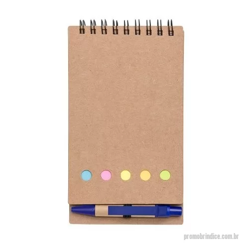 Bloco Anotações personalizado - Bloco de anotações ecológico com autoadesivos e mini caneta. Bloco com wire-o e detalhes vazados na capa, contém conjunto de cinco bloquinhos autoadesivos coloridos, bloco autoadesivo pequeno, miolo com folhas pautadas e suporte de nylon com mini caneta de papelão com carga esferográfica na cor azul e acionamento por clique..  Altura: 15,8 cm Largura: 8,8 cm Medidas aproximadas para gravação: (CxL): 10,1 cm x 8,8 cm Material: Kraft Caneta (C x L): 8,6 cm x 1,2 cm Medidas para gravação caneta (A x L): 0,6 cm x 3,5 cm Autoadesivos coloridos: Kit 5 bloquinhos - 25 folhas Autoadesivo pequeno: 25 folhas Miolo: 70 folhas pautadas