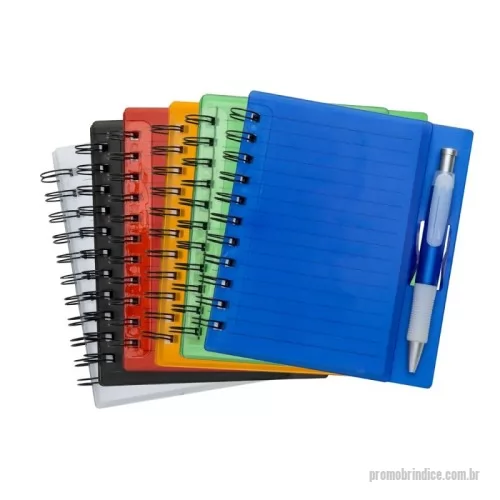 Bloco Anotações personalizado -  Caderno com capa dura em plástico, encadernação Wire-O e suporte lateral para caneta. Possui aproximadamente 70 folhas brancas pautadas. Acompanha caneta plástica com detalhe emborrachado próximo à ponta, acionamento por clique e carga esferográfica azul de 1,0 mm.