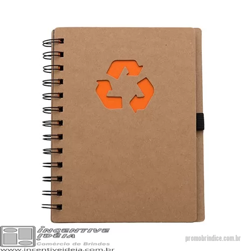 Bloco Anotações personalizado - Bloco de anotação ecológico com símbolo reciclado na capa, acompanha com as folhas: vermelha, amarela, laranja, azul, verde e preto, possibilitando deixar a cor desejada como fundo do logo reciclado. Possui aproximadamente 70 folhas brancas pautadas com logo reciclado na lateral inferior das folhas, possui também elástico suporte para caneta(não acompanha caneta).