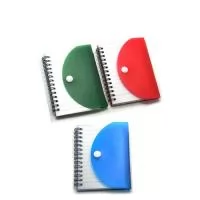 Bloco de anotações personalizado com capa de plástico resistente, contém 70 folhas. É o brinde personalizado ideal para fidelizar clientes e colaboradores.