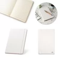 Caderno A5 em PET reciclado com tratamento antibacteriano, segundo a certificação ISO 20743. Contém 80 folhas pautadas cor marfim, em papel proveniente de gestão florestal sustentável, elástico e fita separadora. 