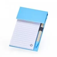 Bloco de anotações ecológico com caneta, feito em kraft com 6 blocos autoadesivos coloridos com aproximadamente 20 folhas e bloco com aproximadamente 100 folhas brancas com pauta. Possui porta caneta elástico e acompanha caneta de papelão e detalhes plásticos, carga esferográfica azul 1.0mm e acionamento por clique.