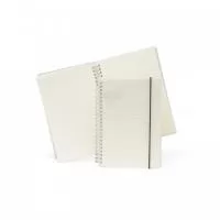 Bloco de anotação A5 com capa plástica e elástico para fechar que impede que abra acidentalmente. Contém aproximadamente 80 folhas marfim com pauta. Também conta com uma encadernação wire-ô, que garante que suas páginas não se soltem ou sejam perdidas. Ideal para divulgar sua empresa em eventos corporativos, brindes personalizados e campanhas promocionais.